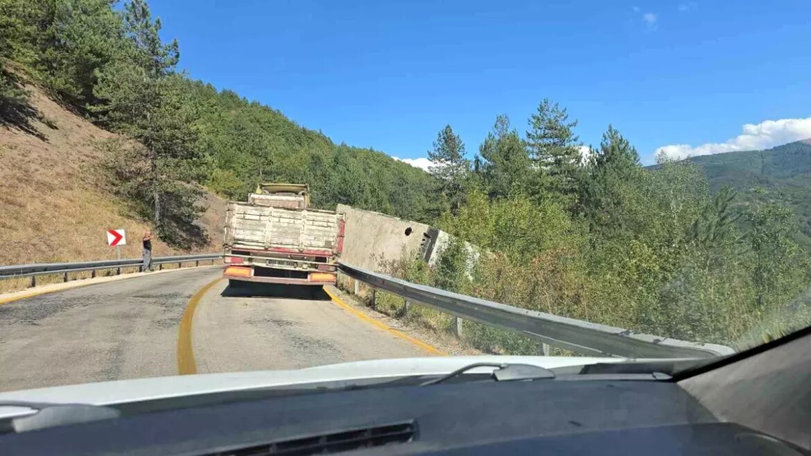 karabuk-bartin-karayolunda-beton-blok-kazasi-trafigi-felc-etti-U8LLcdKf.jpg